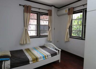 Partly furnished 3 bedroom house near Mahidol Road