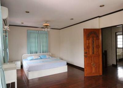 Partly furnished 3 bedroom house near Mahidol Road