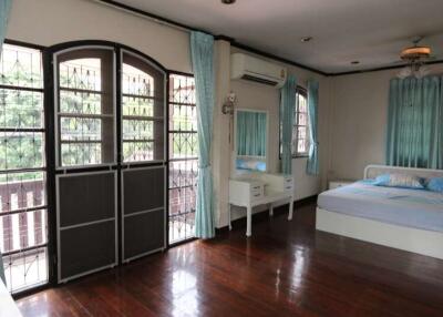 Partly furnished 3 bedroom house near Mahidol Road