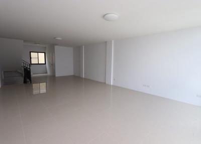 Unfurnished 2 bedroom townhouse to rent at Fifth Avenue