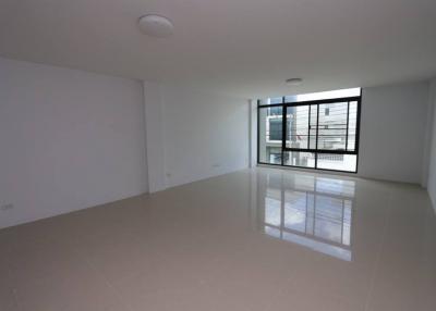 Unfurnished 2 bedroom townhouse to rent at Fifth Avenue