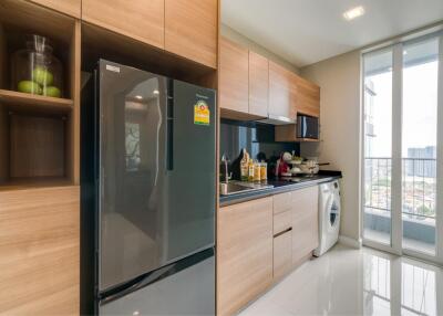 Brand New One Bedroom Condominium for Sale near 2 lines of Sky Train with special promotion !