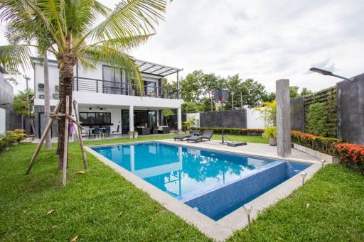 Striking 3-Bedroom House in Ban Wang Tan: Exclusive Development : Private Pool