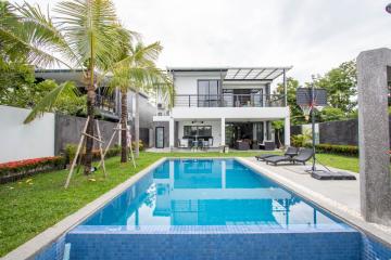 Striking 3-Bedroom House in Ban Wang Tan: Exclusive Development : Private Pool