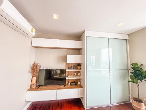 Brand New Studio Condominium for Sale near 2 lines of Sky Train with special promotion !