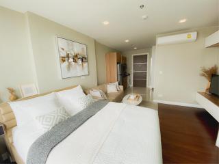 Brand New Studio Condominium for Sale near 2 lines of Sky Train with special promotion !