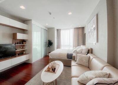 Brand New Studio Condominium for Sale near 2 lines of Sky Train with special promotion !