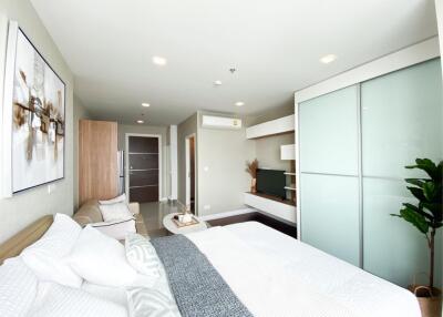 Brand New Studio Condominium for Sale near 2 lines of Sky Train with special promotion !