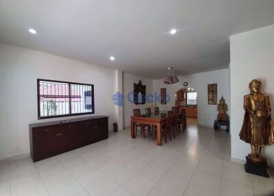 4 Bedrooms House in Royal Park Village Jomtien H010878