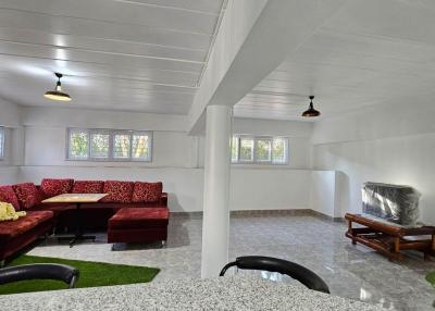 House and large land for sale with furniture. Special price on the edge of Mabprachan basin, Pattaya