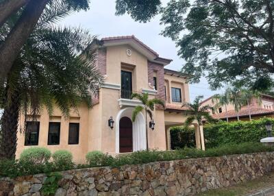 Beautiful pool villa for sale in the Nusa Chivani project, Bangsaray, Sattahip, Chonburi.