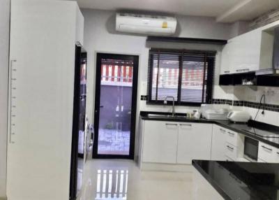 Sale, rent, 3-storey townhome, ready-to-move-in house behind the floating market 4, Pattaya