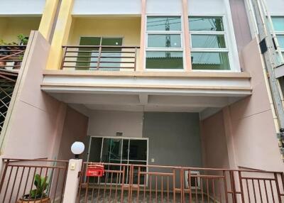 2-storey townhomes, Khao Noi Bunsumpun, Pattaya. Wide front, beautiful house, new condition