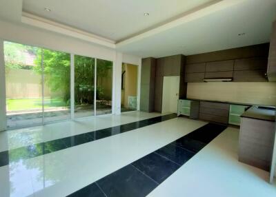 Urgent, urgent, 2 storey detached house for sale, house according to the condition, large house, wide area There is a swimming pool in every house, special price. Bank estimates 12 million baht Piam