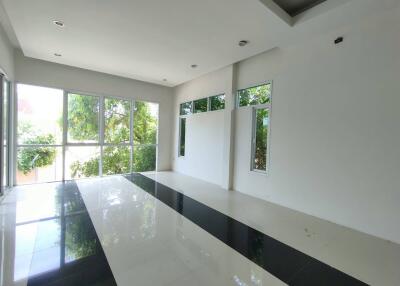 Urgent, urgent, 2 storey detached house for sale, house according to the condition, large house, wide area There is a swimming pool in every house, special price. Bank estimates 12 million baht Piam