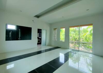 Urgent, urgent, 2 storey detached house for sale, house according to the condition, large house, wide area There is a swimming pool in every house, special price. Bank estimates 12 million baht Piam