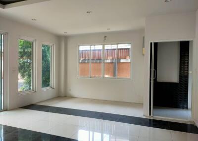 Urgent, urgent, 2 storey detached house for sale, house according to the condition, large house, wide area There is a swimming pool in every house, special price. Bank estimates 12 million baht Piam