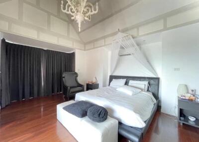 Beautiful house on the beach in Na Jomtien, Pattaya, special price.