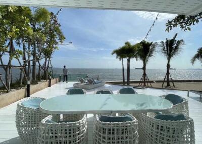 Beautiful house on the beach in Na Jomtien, Pattaya, special price.