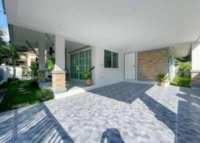Modern style detached house, special price Banglamung 25, Rong Poh, Pattaya