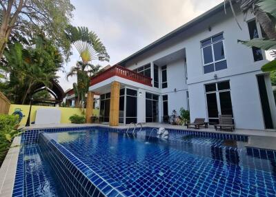 Pool villa for sale, modern Thai-Balinese style, sea shore, prosecutor intersection, near Jomtien Beach, Sukhumvit Road, special price