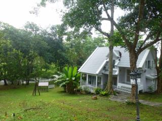 Urgent, urgent, 2 storey detached house for sale in the midst of the nature of the mountains, Rayong