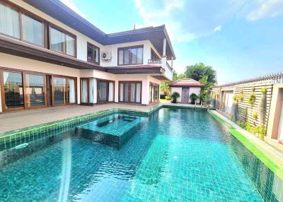 Luxury house for sale with private swimming pool, furniture and home appliances. At Phoenix Golf Course Pattaya