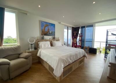 Apartment 3 bedrooms, 3 bathrooms, spacious area, beautiful room, next to the sea, club atmosphere. People who live here love peace and comfort. Bang Saray, Sattahip, Chonburi