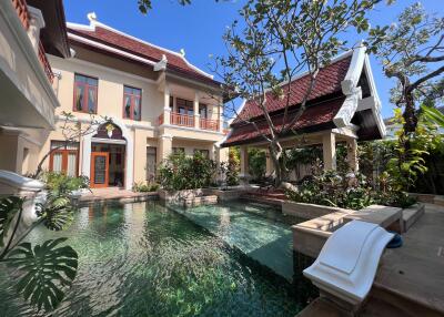 Luxury villas that come with  Designed and decorated in style combining Thai and Balinese styles.  Can