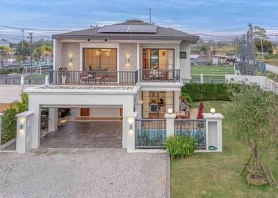 Beautiful pool villas stand out with a unique decoration that looks warm with wooden furniture.