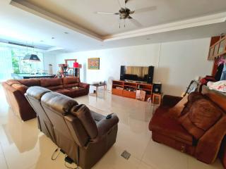Two-storey detached house for sale, resort style. with a large swimming pool Near Map Prachan Reservoir, Pattaya