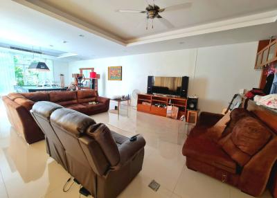 Two-storey detached house for sale, resort style. with a large swimming pool Near Map Prachan Reservoir, Pattaya