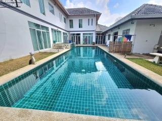 Two-storey detached house for sale, resort style. with a large swimming pool Near Map Prachan Reservoir, Pattaya