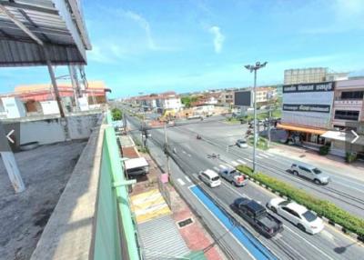 Commercial building for sale, 2 booths, 3 and a half floors Plub Phla Intersection, Phraya Satja Road Connected to the Cholamas Bridge along the Chonburi Sea.