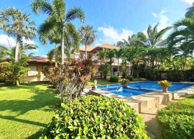 Luxury pool villas for sale In the Phoenix golf course, next to the canal in the midst of nature, providing privacy, special price