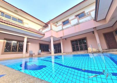 Pool villa for sale at Bang Saray, good location, quiet, convenient transportation, just 1 km from Sukhumvit Road.