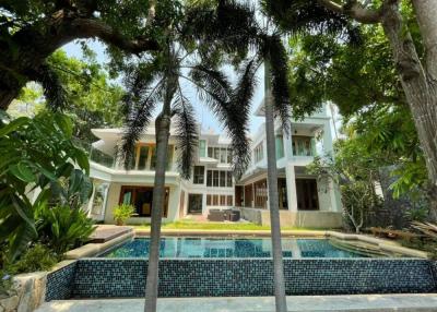 House and land for sale on the best location on Wong Beach, Pattaya.