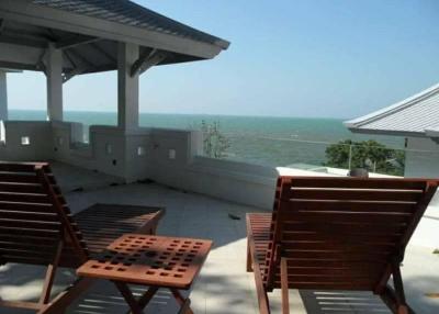 House and land for sale on the best location on Wong Beach, Pattaya.