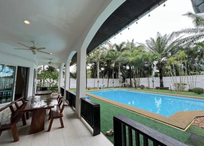Beautiful house for sale, area 1 rai and 15 sq m. Residence is suitable High walls get privacy. Can do daily pool villa business, Pong - Map Prachan, near the edge of the tub, Pattaya.