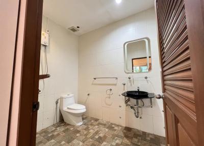 Beautiful house for sale, area 1 rai and 15 sq m. Residence is suitable High walls get privacy. Can do daily pool villa business, Pong - Map Prachan, near the edge of the tub, Pattaya.