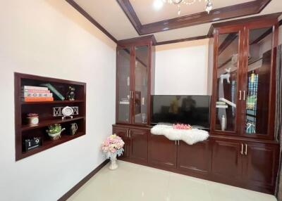 2-storey townhouse behind the corner of Jomtien beach, ready to move in, special price, Soi Wat Boonkanchana