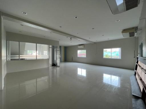 Selling a 3-storey commercial building, 2 booths, corner room, Sriracha, next to Sukhumvit, next to Seahil condo