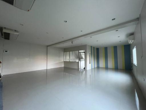 Selling a 3-storey commercial building, 2 booths, corner room, Sriracha, next to Sukhumvit, next to Seahil condo