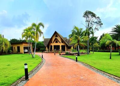 Luxury pool villa for sale. wide area Beautiful house, great price Sattahip Chonburi Near Sukhumvit Road, only 200 meters