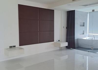 Beautiful condo for sale, private beach, Wongamat