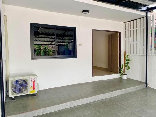 Townhouse for sale in the heart of the city, Central Pattaya, corner townhouse, wide area Location is very good