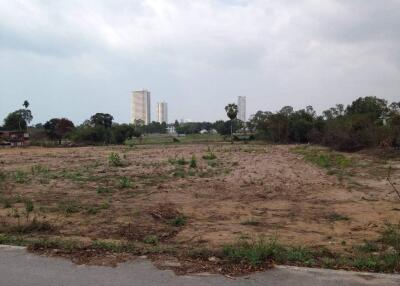 Land for sale near Sukhumvit Road, Pattaya, price only 175 million baht.