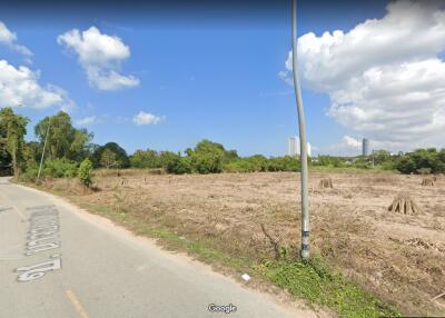 Land for sale near Sukhumvit Road, Pattaya, price only 175 million baht.