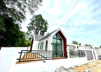 Three-bedroom Nordic style single-family house Parking for 1-2 cars Nice environment and atmosphere, Nong Pla Lai, Pattaya. Book today to receive discounts and many freebies.