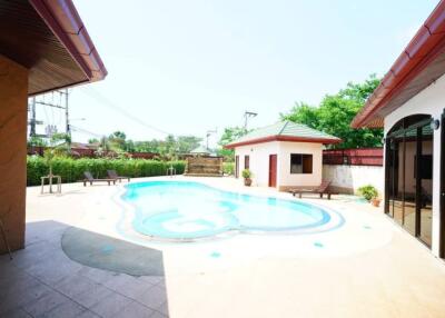 3 bedroom detached house for sale, Soi Siam Country Club, Pattaya, next to the main road, private pool Price 11,000,000 baht